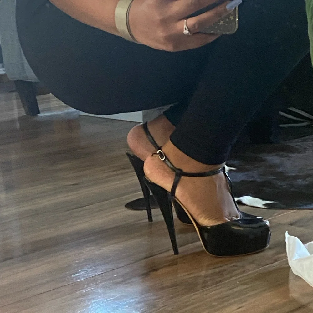 Giuseppe Black Patent Leather T-Strap Platforms Sz 40 (Gently Used) - Picture 10 of 13
